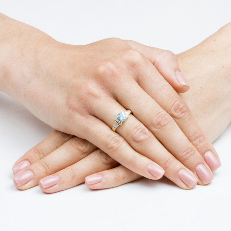 Pierścionek ze złota z niebieską cyrkonią