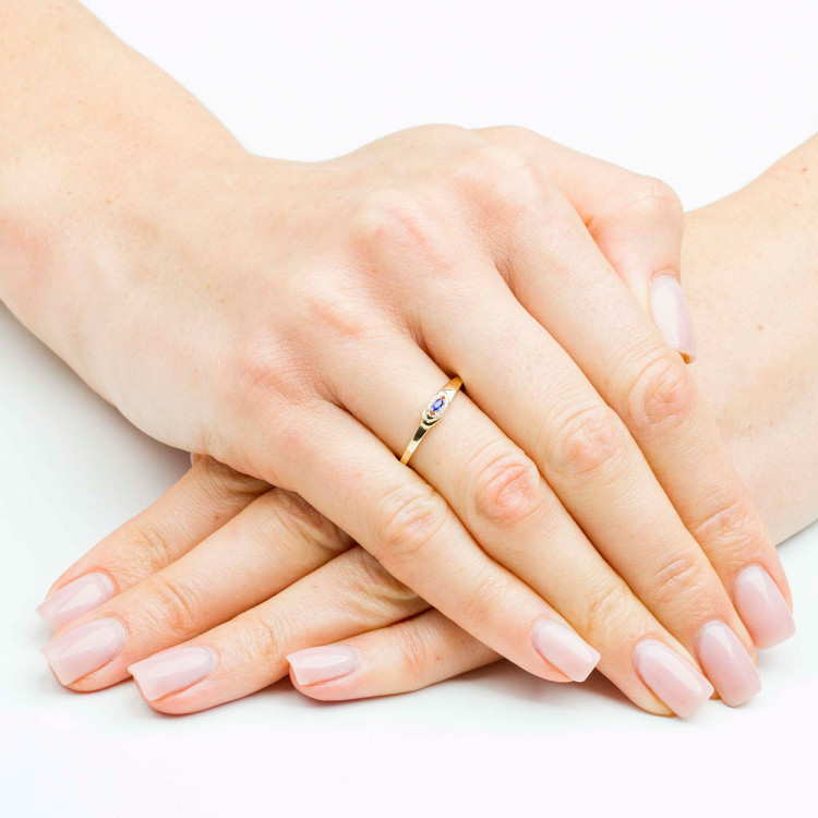 Pierścinek ze złota z niebieską cyrkonią