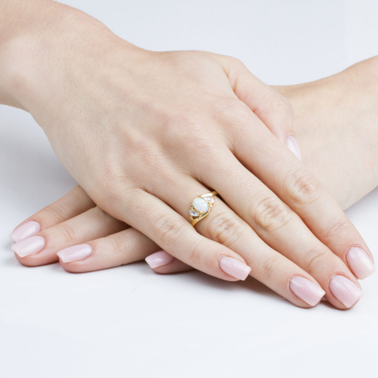 Pierścionek ze złota z opalem i cyrkoniami