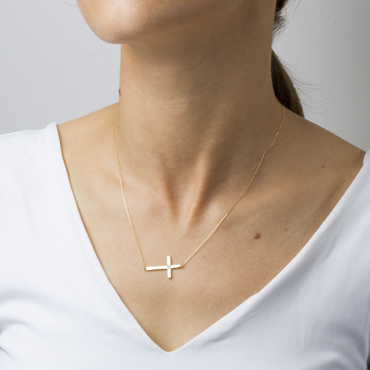 Złota celebrytka krzyżyk z diamentami białe złoto