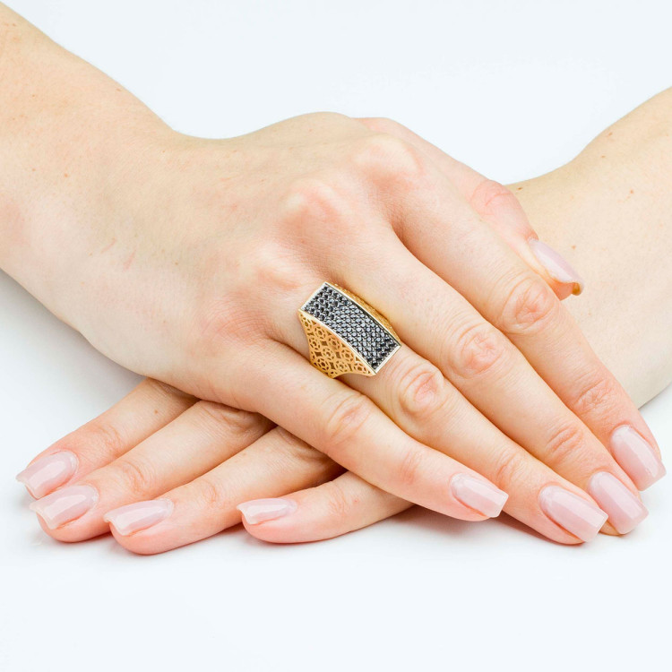 Złoty pierścionek z cyrkoniami