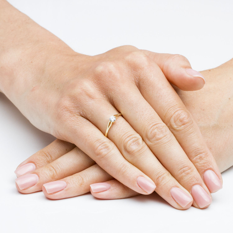 Pierścionek ze złota z cyrkonią