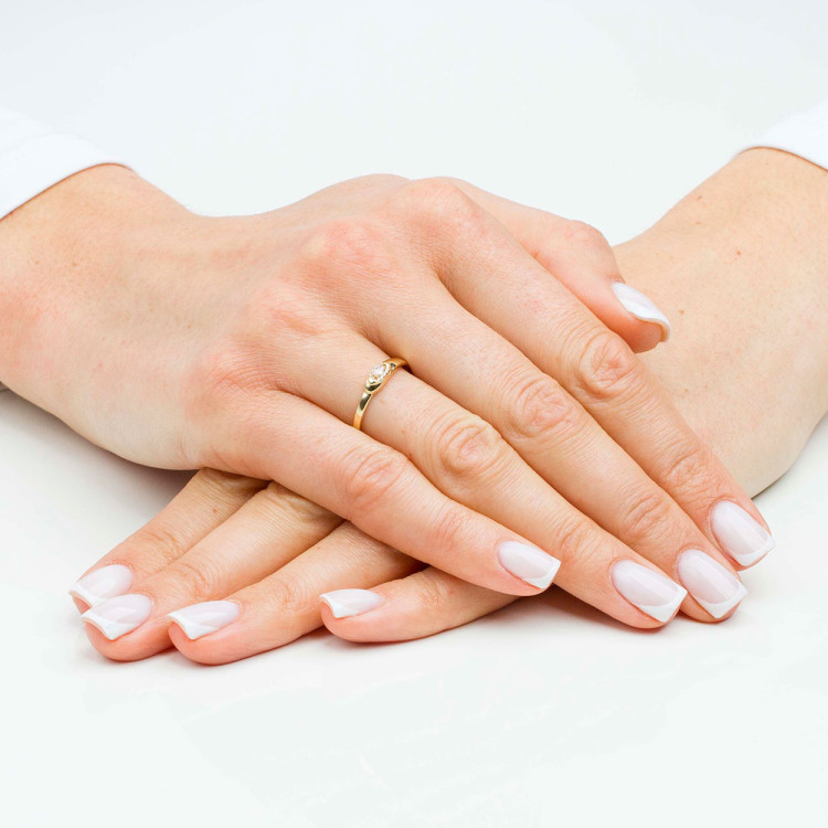 Pierścionek ze złota z różową cyrkonią