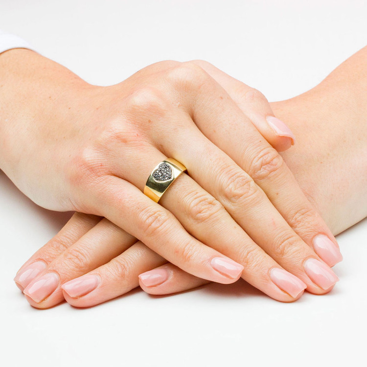 Pierścionek ze złota serce z czarnymi cyrkoniami