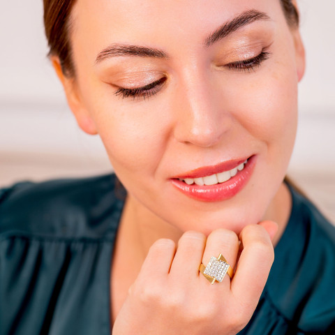 Nietuzinkowy złoty pierścionek