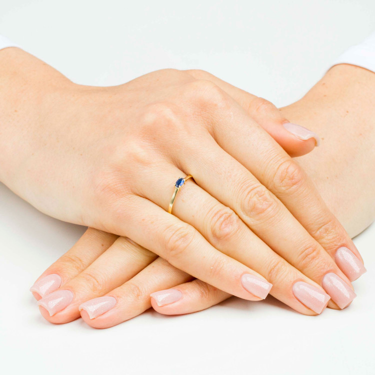 Pierścionek ze złota z niebieską cyrkonią