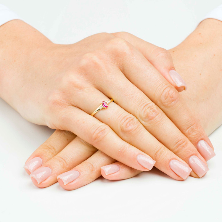 Pierścionek ze złota z różową i białymi cyrkoniami