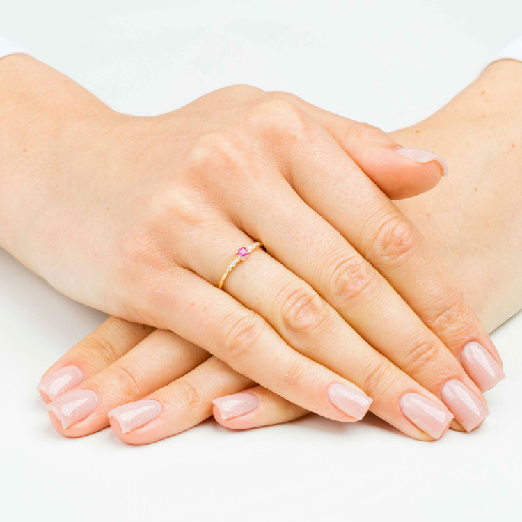 Pierścionek ze złota z różową i białymi cyrkoniami