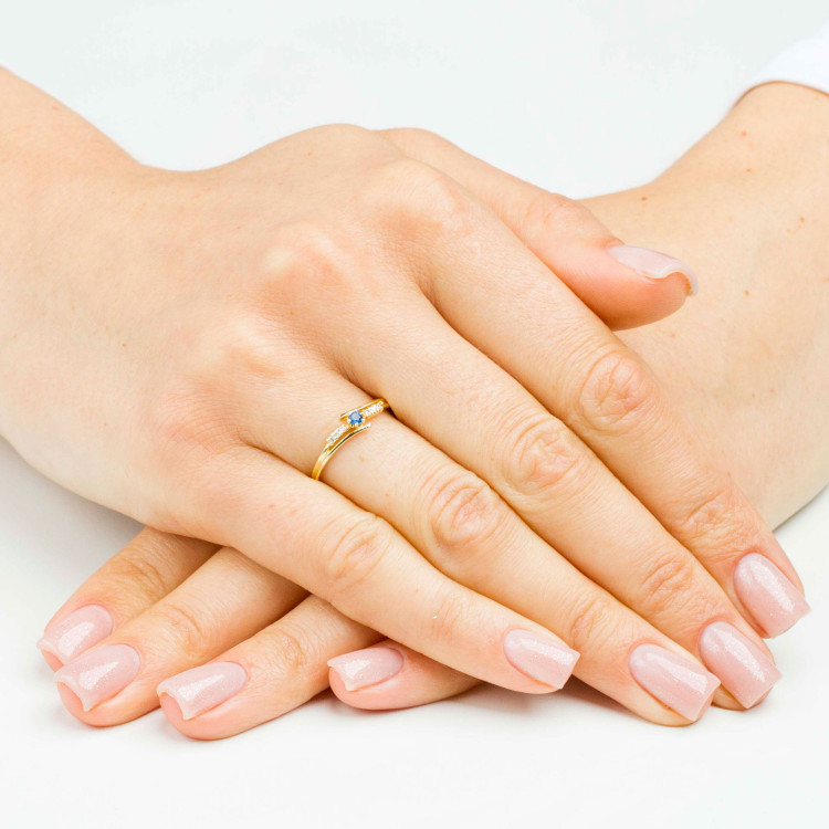 Pierścionek ze złota z niebieską i białymi cyrkoniami