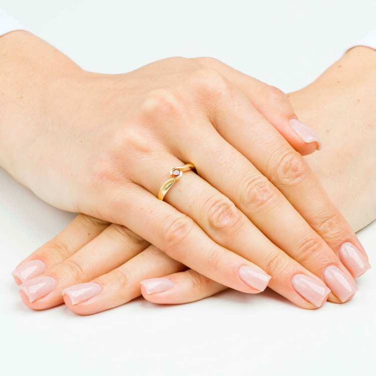 Pierścionek ze złota z czerwoną cyrkonią