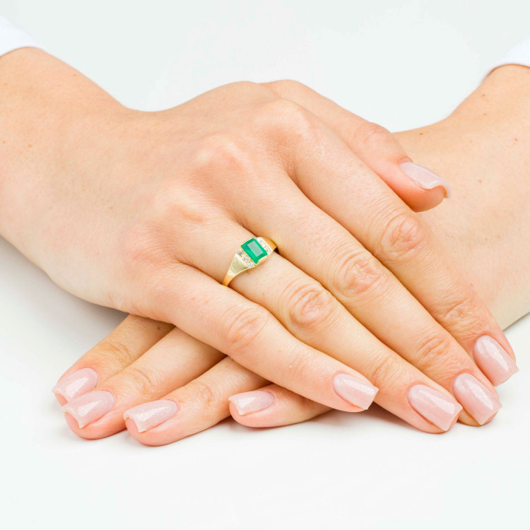 Pierścionek ze złota z zieloną i białymi cyrkoniami