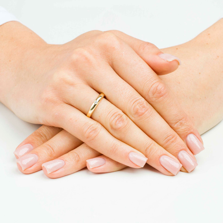 Pierścionek ze złota z białą cyrkonią