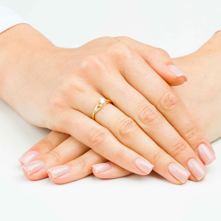 Pierścionek ze złota z białymi cyrkoniami