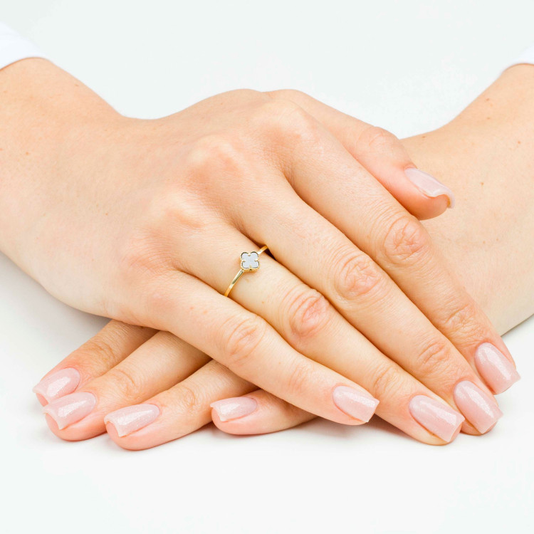 Pierścionek ze złota z onyksem