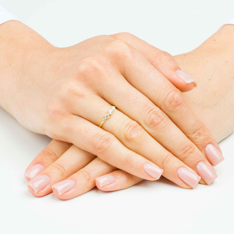 Pierścionek ze złota z białymi cyrkoniami