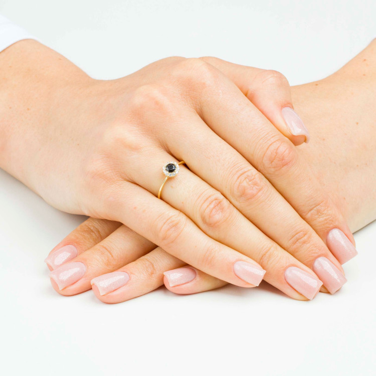 Pierścionek ze złota z czarną i białymi cyrkoniami