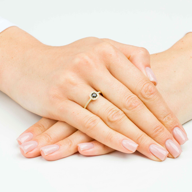 Pierścionek ze złota z czarną i białymi cyrkoniami