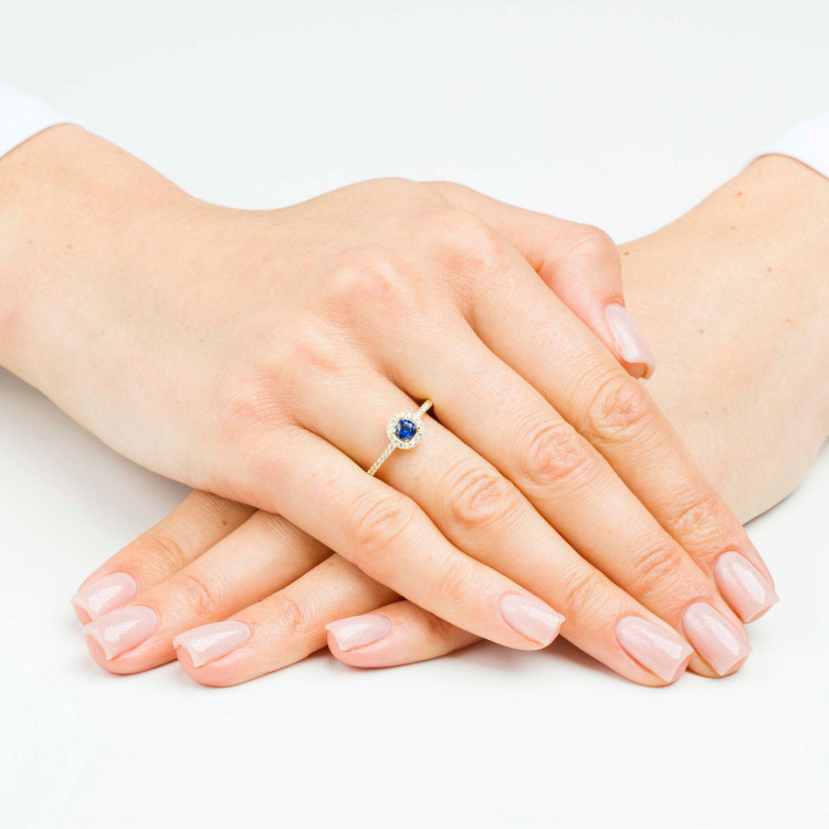 Pierścionek ze złota z niebieską i białymi cyrkoniami