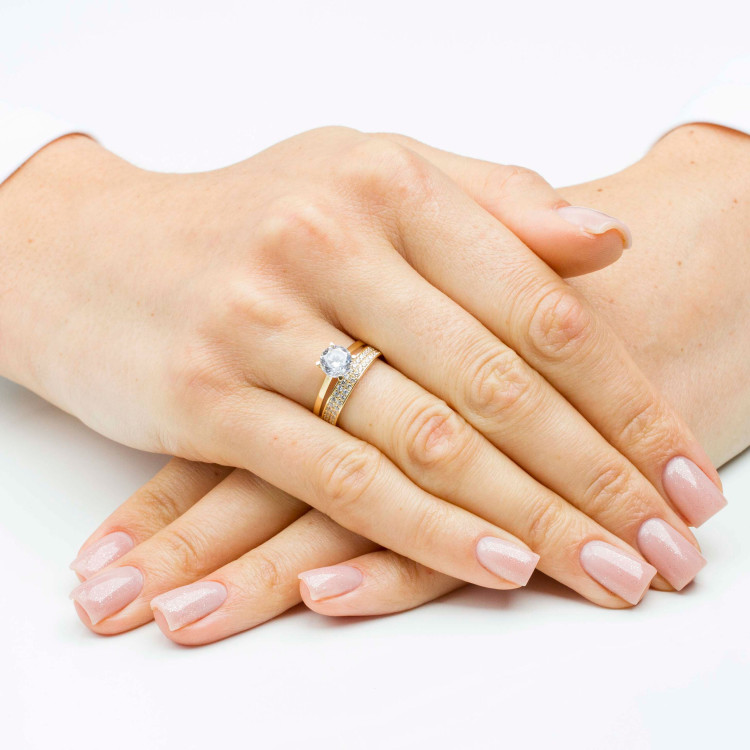 Pierścionek ze złota z białymi cyrkoniami