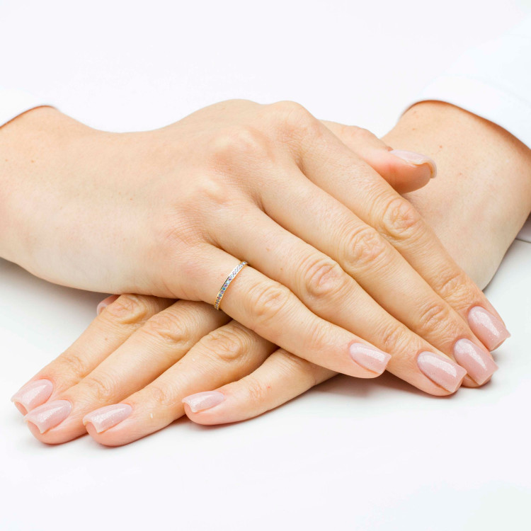 Pierścionek ze złota z fioletowymi i niebieskimi cyrkoniami