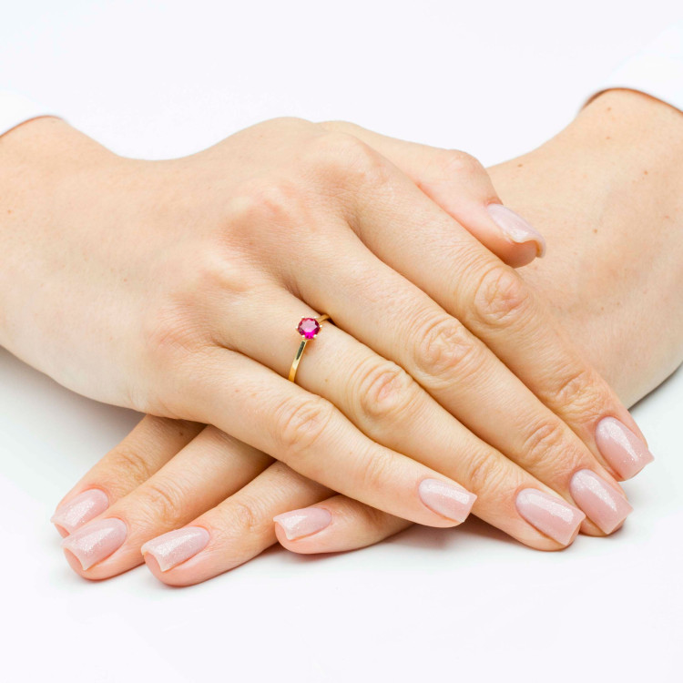 Pierścionek ze złota z czerwoną cyrkonią