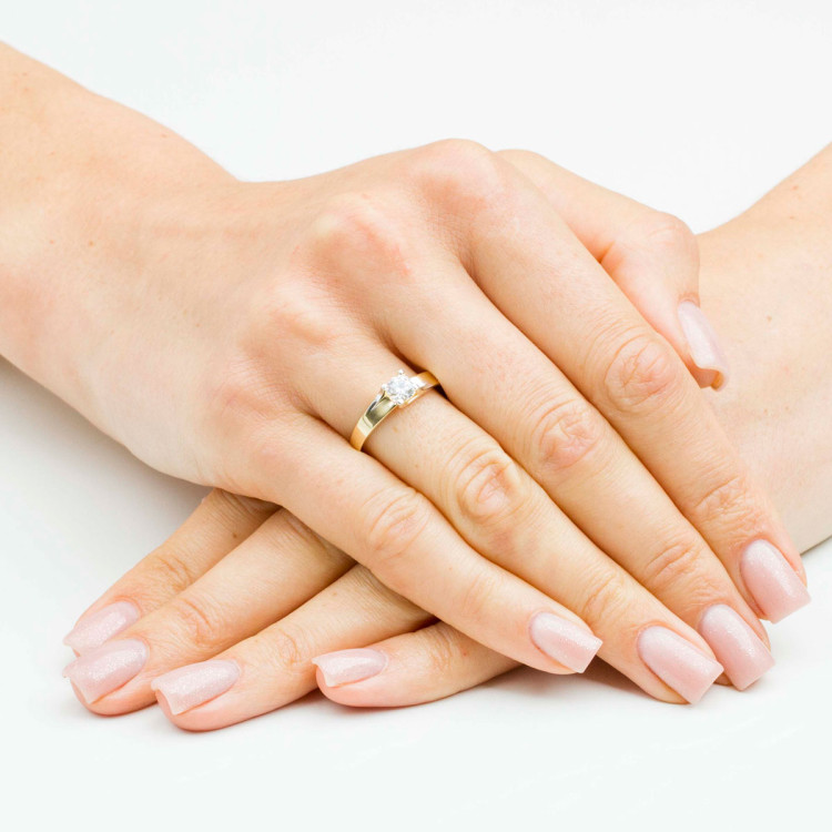 Pierścionek ze złota z białą cyrkonią