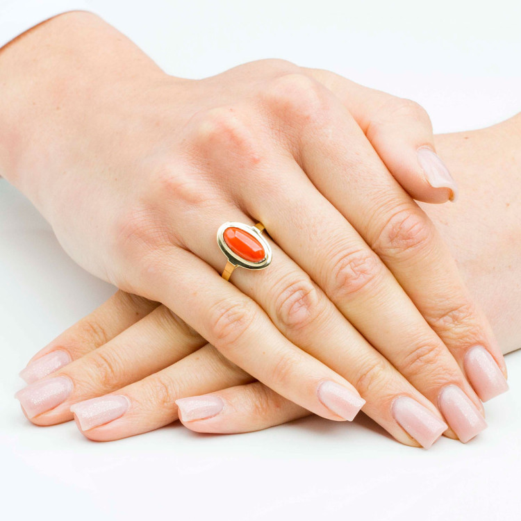 Pierścionek ze złota z koralem