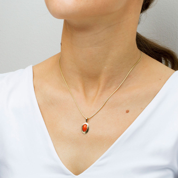 Zawieszka ze złota z koralem