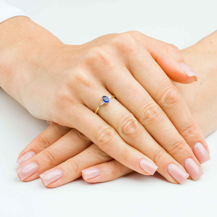 Pierścionek ze złota z niebieską i białymi cyrkoniami