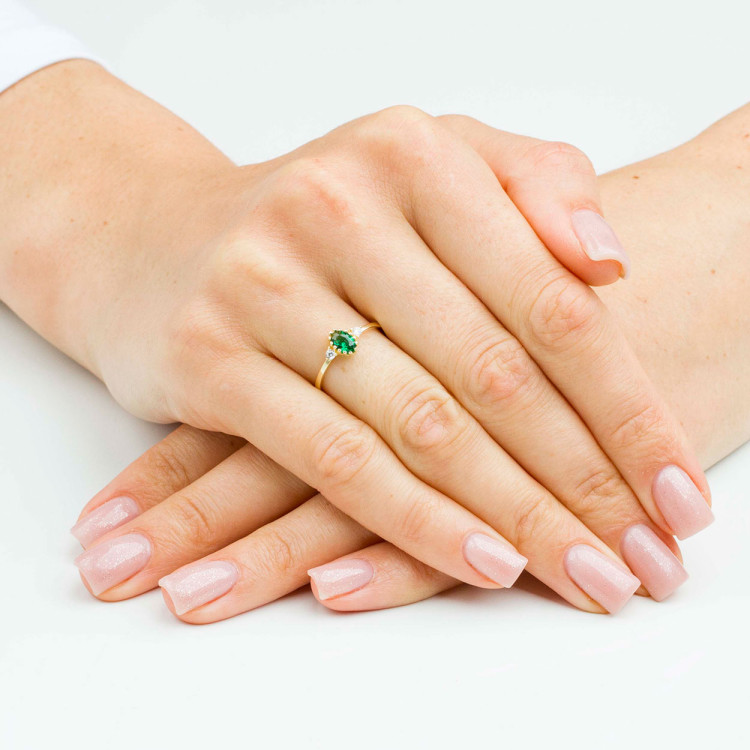 Pierścionek ze złota z zieloną i białymi cyrkoniami