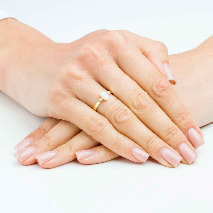 Pierścionek ze złota z opalem i białymi cyrkoniami