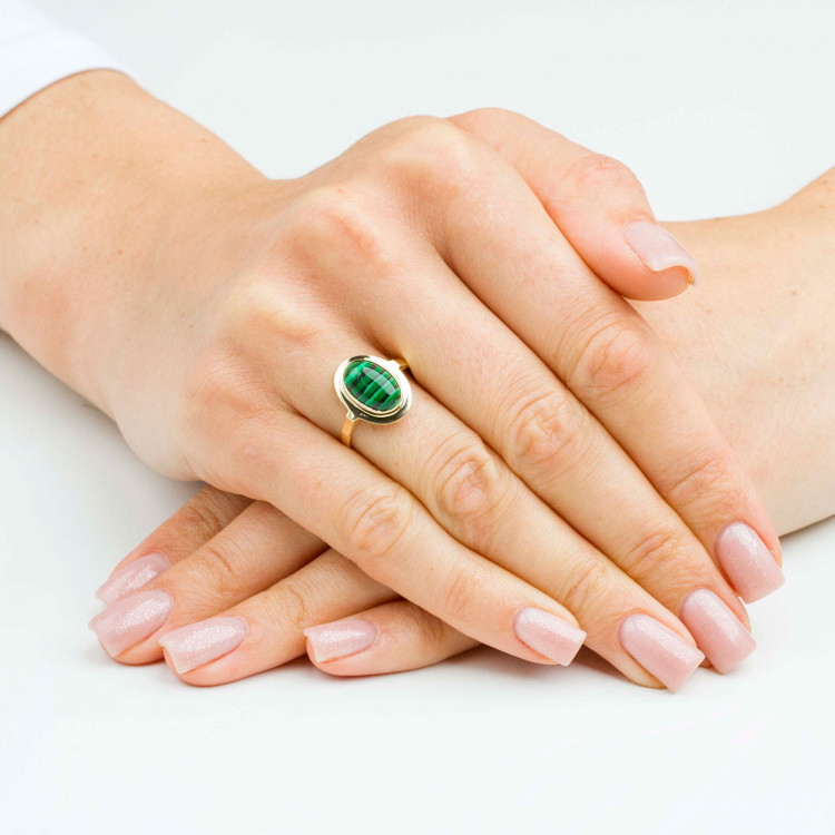 Pierścionek ze złota z malachitem