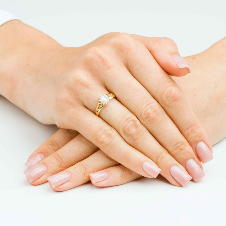 Pierścionek ze złota z opalem i cyrkoniami