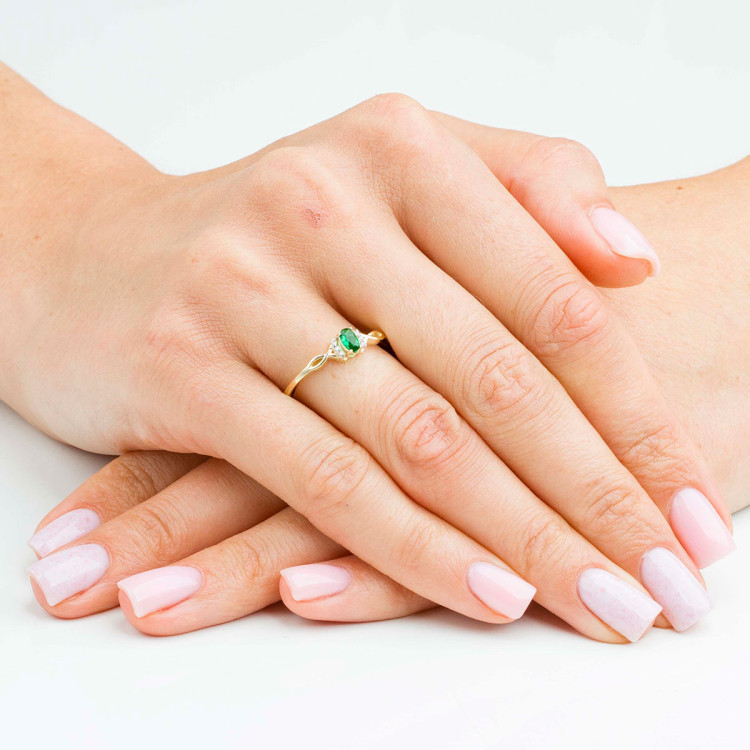 Pierścionek ze złota z zieloną i białymi cyrkoniami