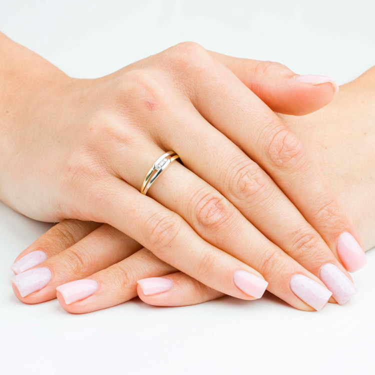 Pierścionek ze złota z białymi cyrkoniami