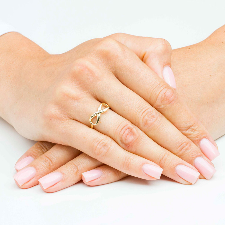 Pierścionek ze złota z nieskończonością