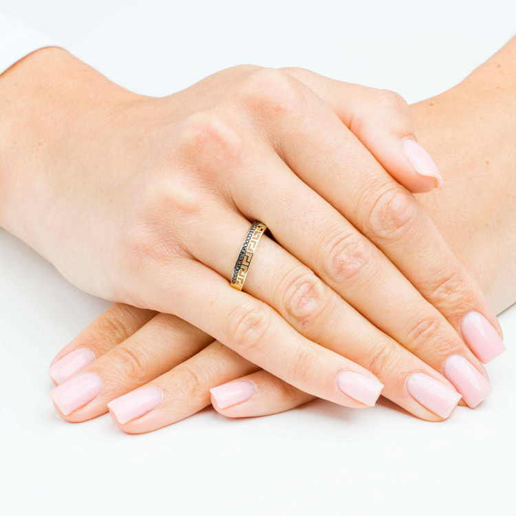 Pierścionek ze złota z wzorem greckim i czarnymi cyrkoniami