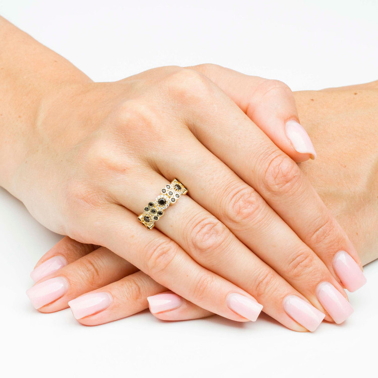 Pierścionek ze złota z czarnymi i białymi cyrkoniami