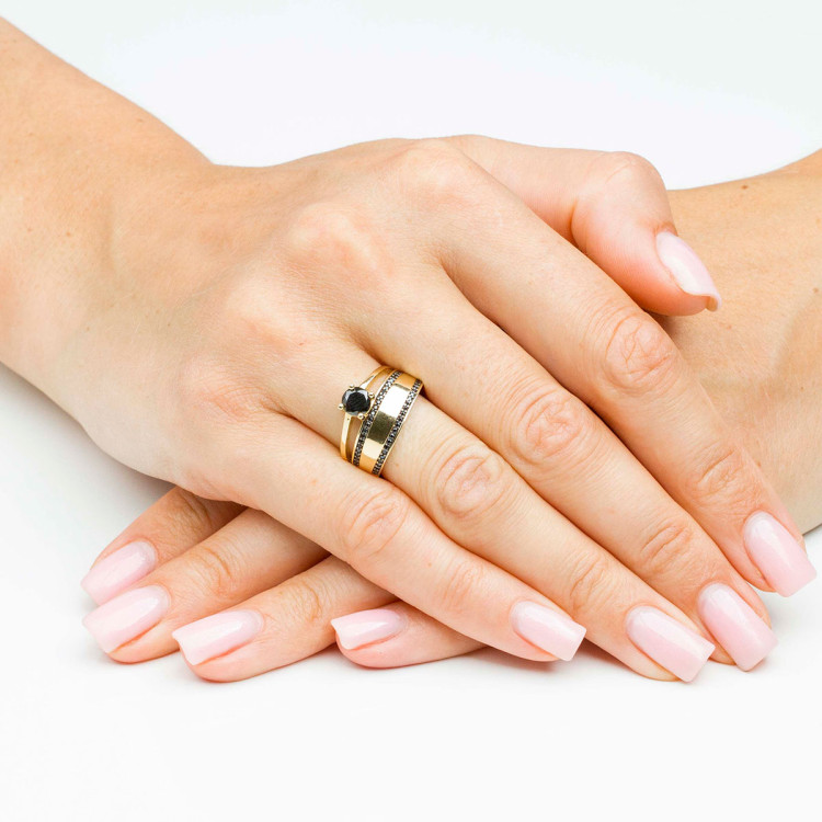 Pierścionek ze złota z czarnymi cyrkoniami