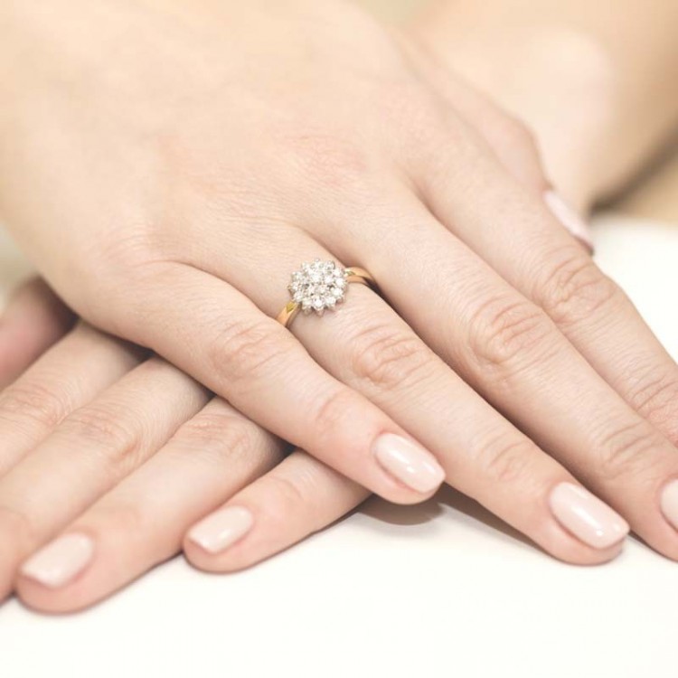 Pierścionek zaręczynowy z diamentami