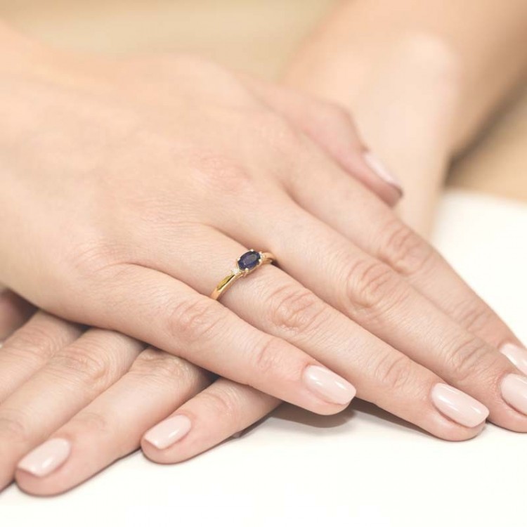 Pierścionek zaręczynowy z szafirem