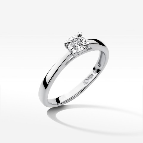 Pierścionek zaręczynowy z diamentem