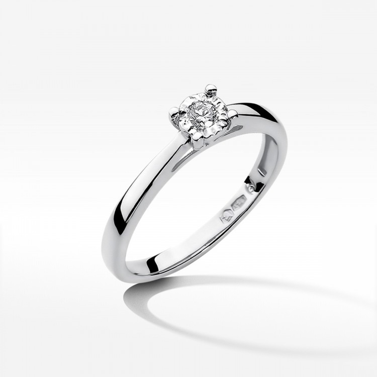 Pierścionek zaręczynowy z diamentem