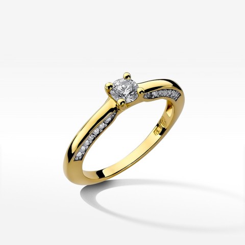 Pierścionek zaręczynowy z diamentami