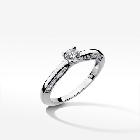 Pierścionek zaręczynowy z diamentami