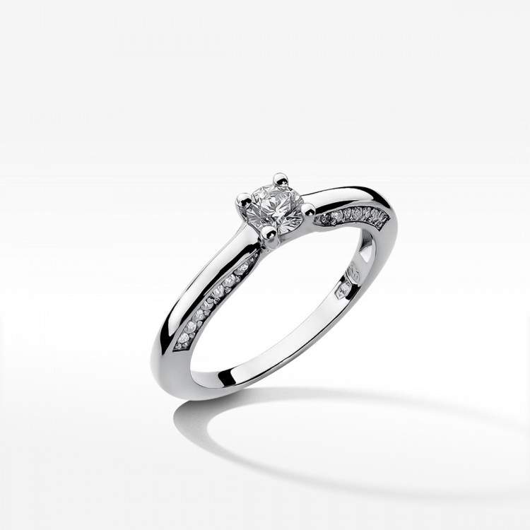 Pierścionek zaręczynowy z diamentami