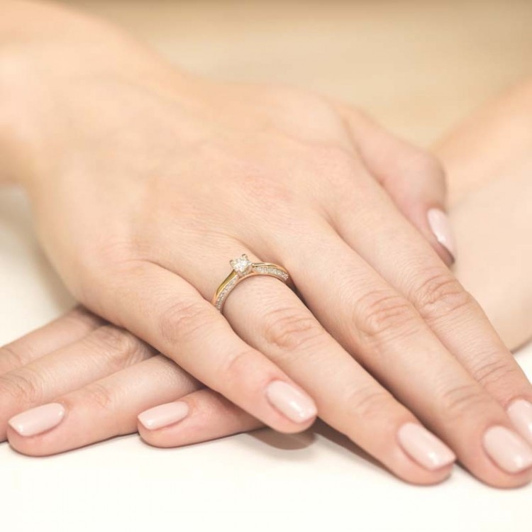 Pierścionek zaręczynowy z diamentami