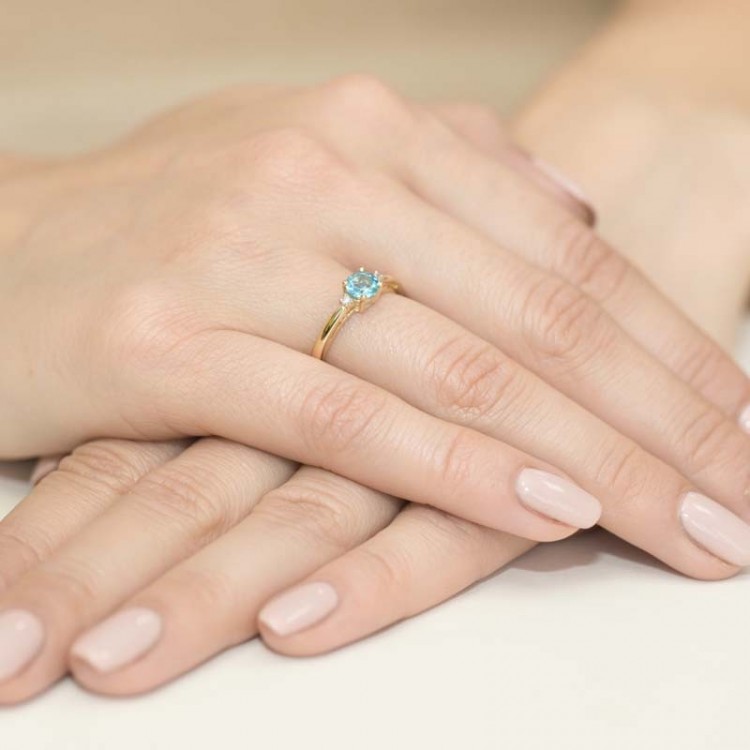 Pierścionek zaręczynowy z topazem