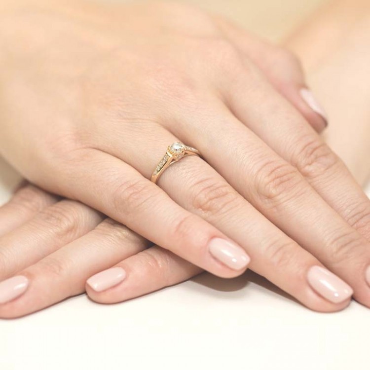 Pierścionek zaręczynowy z diamentami