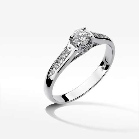 Pierścionek zaręczynowy z diamentami